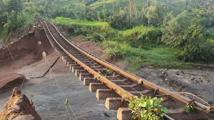 Đường sắt Bắc - Nam bị chia cắt, 9 tàu khách nằm chờ